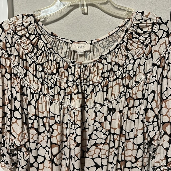 LOFT Short Sleeve Flowy Tunic w/Smocking across chest Animal print Blk Brn Tan L - Picture 5 of 10